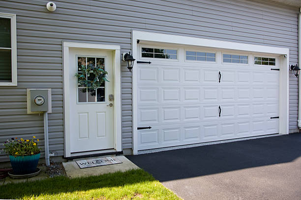 24/7 Emergency Garage Door Panel Replacement experts in Seco Mines, TX